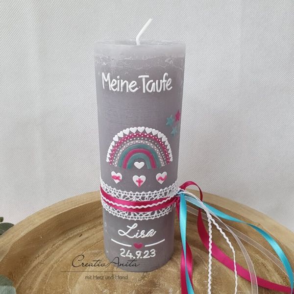 Taufkerze Rustikkerze mit Regenbogen und Herzen grau-pink-türkis verziert