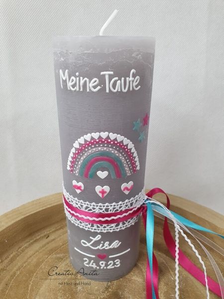 Taufkerze Rustikkerze mit Regenbogen und Herzen grau-pink-türkis verziert