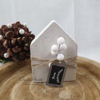 Handgemachtes Haus aus Beton, dekoriert mit Weihnachtsblumen
