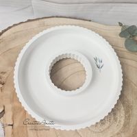 Dekoteller mit Riffeldesign - weiß mit floralem Design