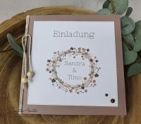 Einladungskarte Blütenkranz - Taupe