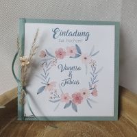 Einladungskarte im Bohostil mit Blumenkranz und Trockenblumen