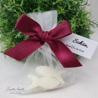Gastgeschenk mit Seifenfische NATUR - Fix & Fertig - Schafmilchseife - Schleife in Bordeaux