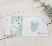 Gutscheinkarte zur Geburt Weiß-Mint mit süßem Strampler und Babyfüßen für einen Jungen