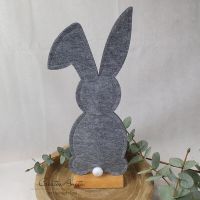 Hase auf Holzständer aus Filz in Grau