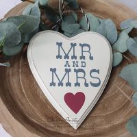 Holzschild MR & MRS in Herzform