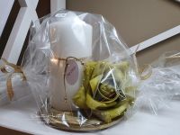 Kerze mit goldenem Kerzenteller - dekoriert mit Rose