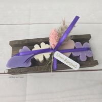 Ostergeschenk Schafmilchseifen in Holzverpackung Ostergruß Hase-Schmetterling lila-weiß
