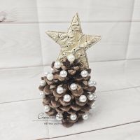 Pinienzapfen mit Perlen und goldenem Stern