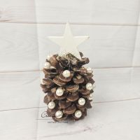 Pinienzapfen mit Perlen und weißem Stern