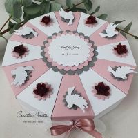 Schachteltorte mit Tauben & Röschen und passender Grußkarte in ALTROSA-WEISS