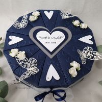 Schachteltorte mit Röschen & Herzen zur Hochzeit in DUNKELBLAU-WEISS-SILBER