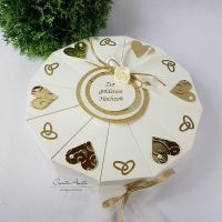 Schachteltorte zur Goldenen Hochzeit mit Schleife und Diorröschen
