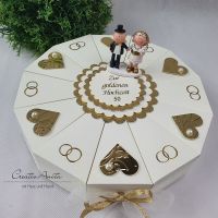 Schachteltorte mit Goldpaar zur Goldenen Hochzeit