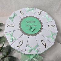 Schachteltorte mit Fischen zur Kommunion - Geschenk in Weiß-Mint