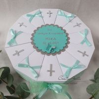 Schachteltorte mit Fischen zur Kommunion - Geschenk in Weiß-Mint mit Kreuze - Christlich