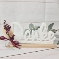 Geschenk -Danke- mit Trockenblumen in bordeaux-natur auf Holz dekoriert